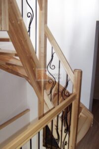 balustrada kuta wmontowana w schody drewniane