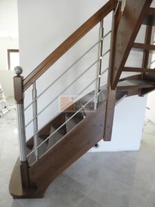 balustrada metalowa schodów drewnianych z elementami stalowymi