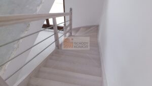 balustrada metalowo-drewniana w schodach bielonych