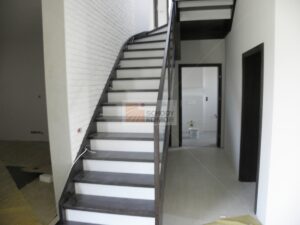 biało-brązowe schody pełne drewniane z wyjściem na półpiętro
