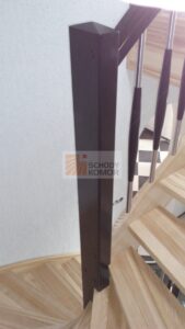 czarny słupek w schodach jesionowych drewnianych