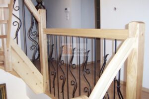 jasne schody drewniane balustrada drewniana z elementami kutymi