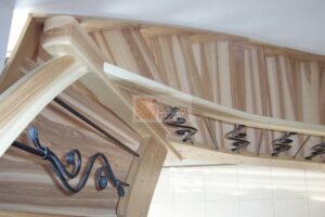 ozdobny zaokrąglony słupek w schodach jesionowych drewnianych