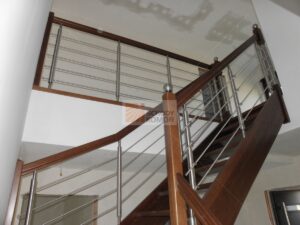 schody drewniane balustrada drewno metal słupy metalowe