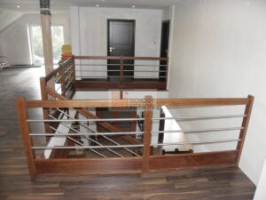 schody drewniane balustrada z prętami metalowymi ze stali nierdzewnej