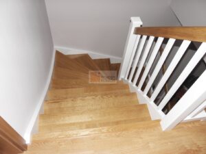 schody drewniane białe bardzo nowoczesne dizajnerskie