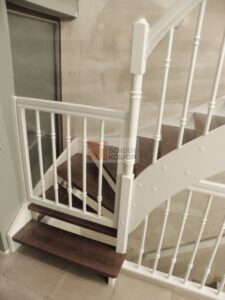 schody drewniane białe stopnie brązowe bramka zabezpieczająca