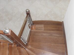 schody drewniane bukowe balustrada drewniana słupy stalowe pręty metalowe