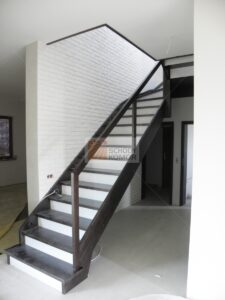 schody drewniane pełne jesionowe białe brązowe z balustradą szklaną