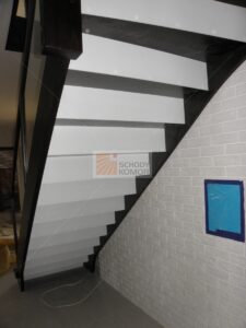 schody drewniane policzkowe wpuszczane jesionowe z balustradą szklaną