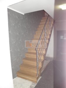 schody drewniane proste z balustradą metalową