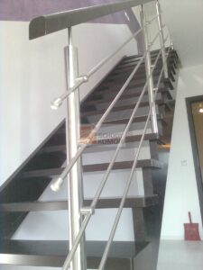 schody drewniane wpuszczane z balustradą ze stali nierdzewnej