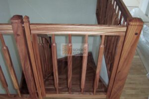 schody drewniane wyposażone w bramkę zabezpieczającą