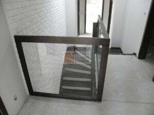 schody jesionowe bejcowane na brązowo białe podstopnie balustrada szklana