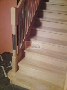 schody pełne jesionowe z podstopnicami