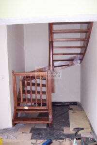 schody z bramką zabezpieczającą przed wejściem dziecka