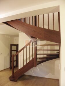 montaż schodów drewnianych policzkowych w domu w opolu