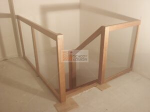 szklana balustrada na piętrze w schodach drewnianych z opola