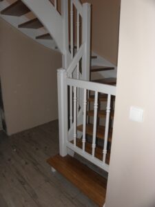 bramka zabezpieczająca w białych schodach drewnianych przed wejściem dzieci